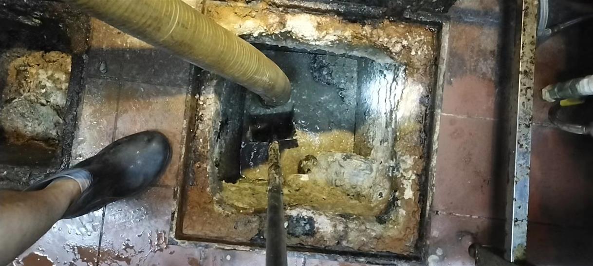 五湖渔场污水池清理一般都有毒气，怎么预防中毒呢？