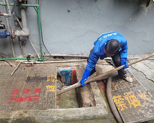 五湖渔场清掏化粪池