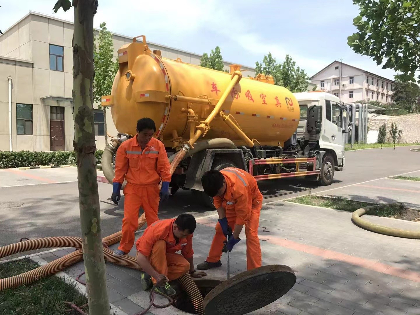 五湖渔场化粪池清理与5-8吨吸粪车施工效率分析